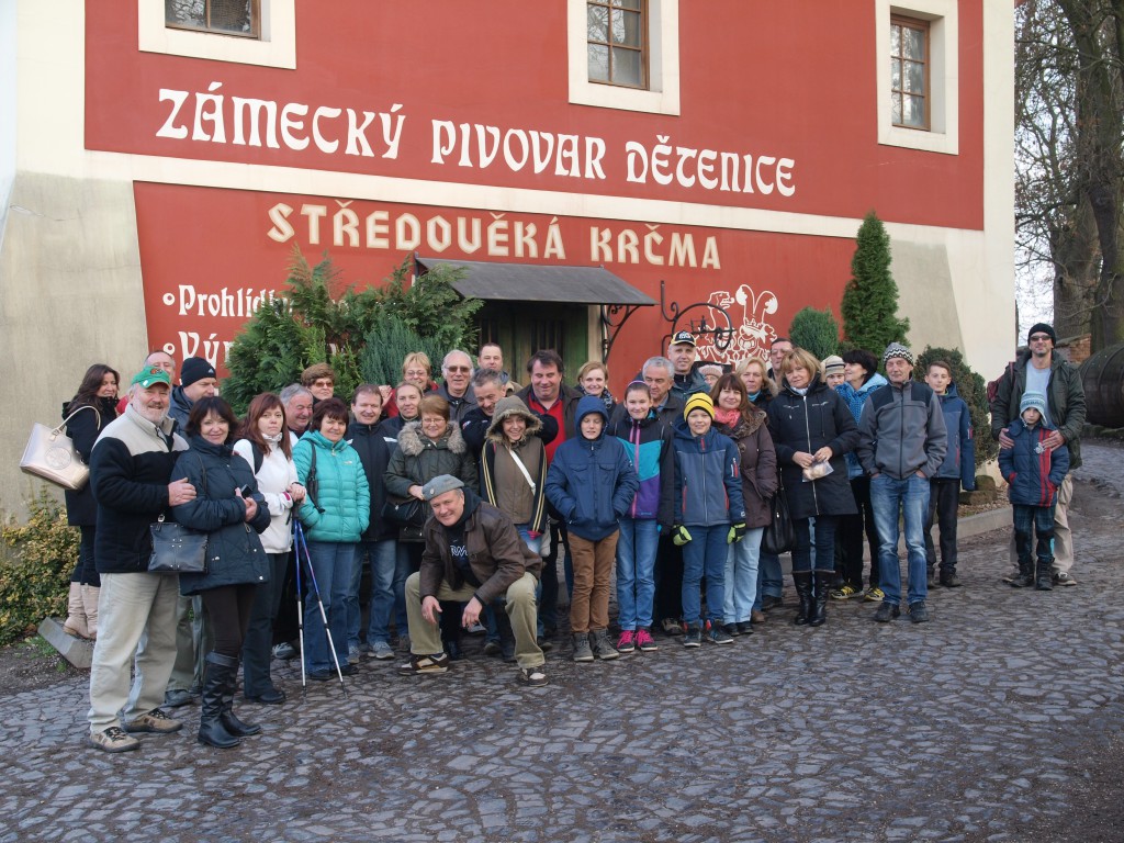 Před středověkou krčmou v Dětenicích