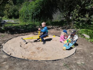 Děti si hrají na novém bagrovišti